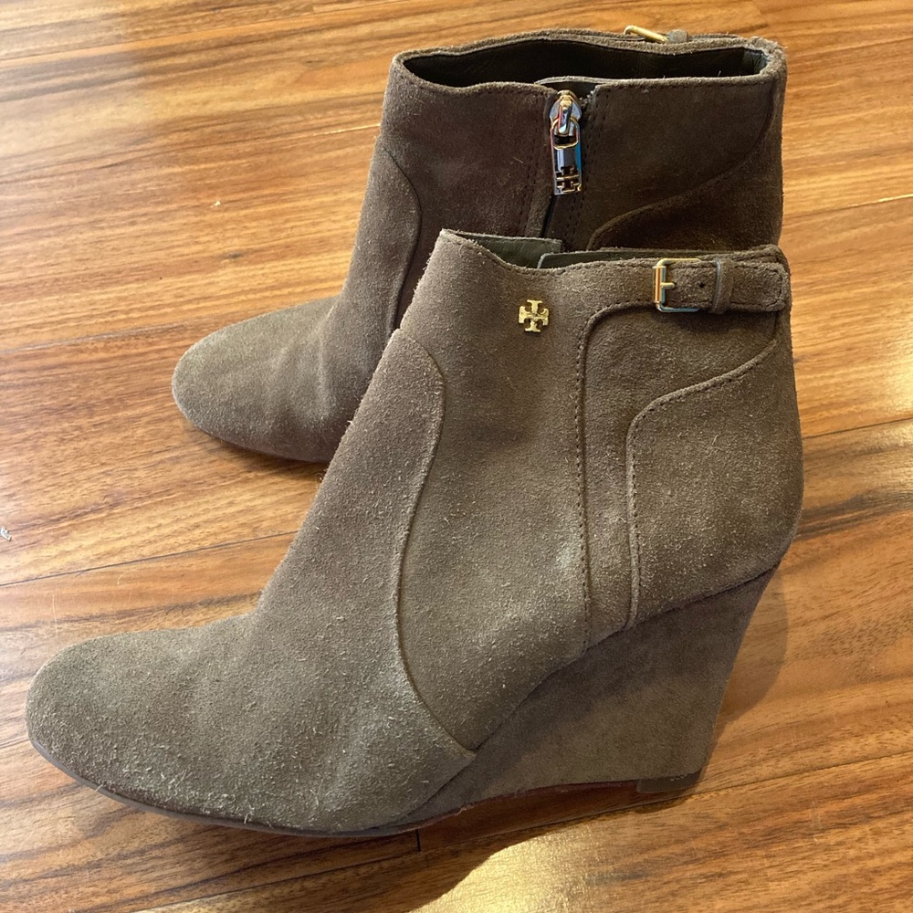 Tory Burch Ankle Wedge Booties Size 9.5M Brown Suede Gold Logo Dressy Boots